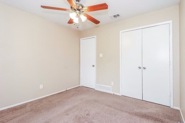 Building Photo - 7905 Lazy Brook Dr