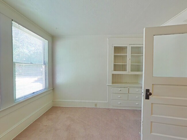 Foto del edificio - 1 Bedroom Tri-Plex ~ Close to Campus ~ Cat...