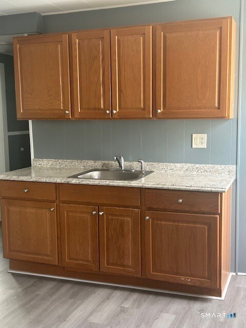 Foto del edificio - 20 Lounsbury Ave