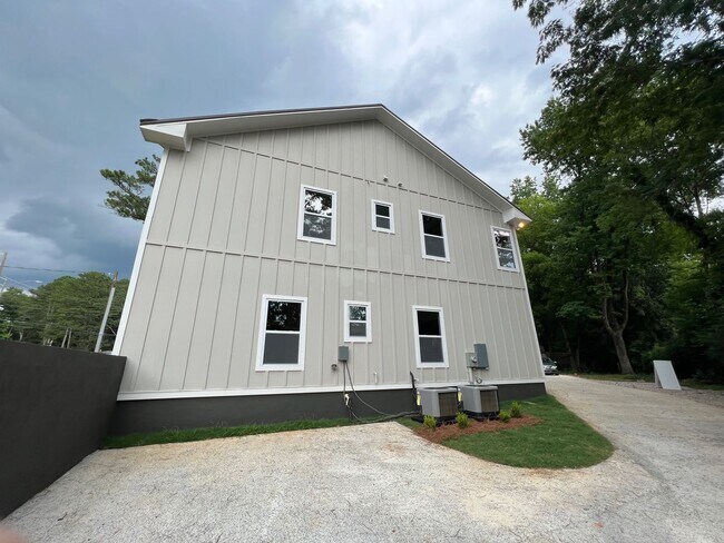 Foto del edificio - 238 Summer Hl Rd