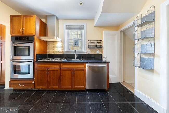 Foto del edificio - 2804 McKinley St NW