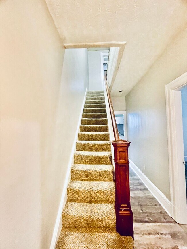 Building Photo - LARGE 4 Bed 2 Bath- Downtown Pittsburgh Pa