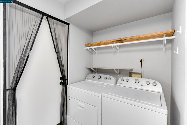 Foto del edificio - Comfortable updated 2 bedroom near Concord...