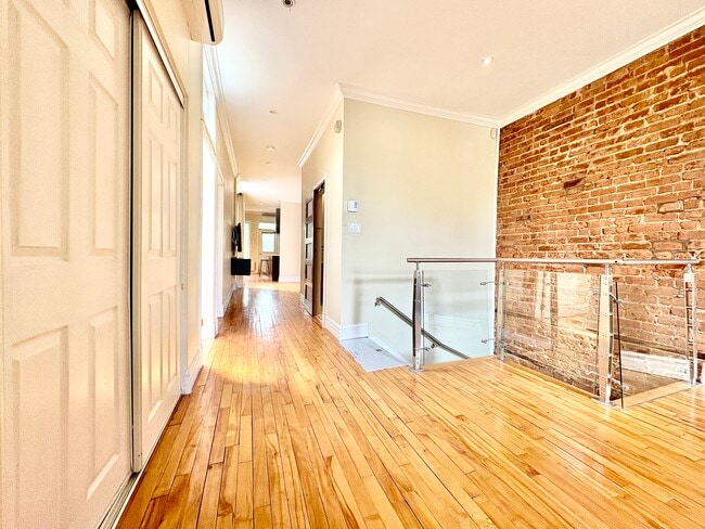 Building Photo - 756 Av Atwater