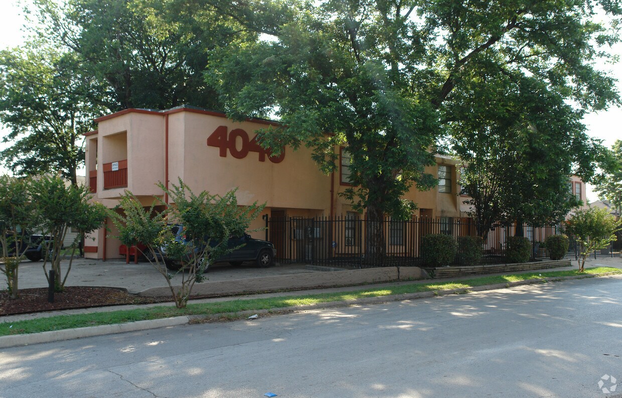 Foto principal - 4040 Brown Apartments
