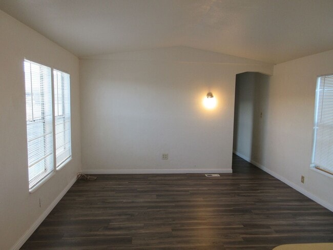 Building Photo - **Move-in Bonus!!** 2 bedroom 1 bath Ranch Style Setting