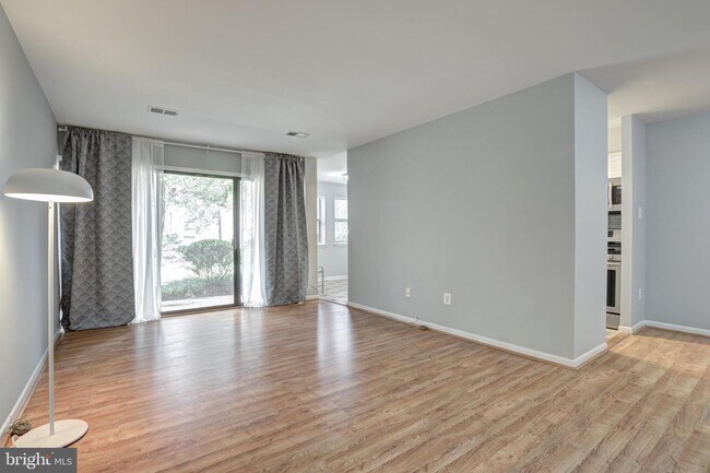 Foto del edificio - 11256 Chestnut Grove Square