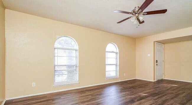 Foto del edificio - 3214 Greentree Dr