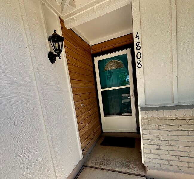 Foto del edificio - 4808 Gray Fox Dr