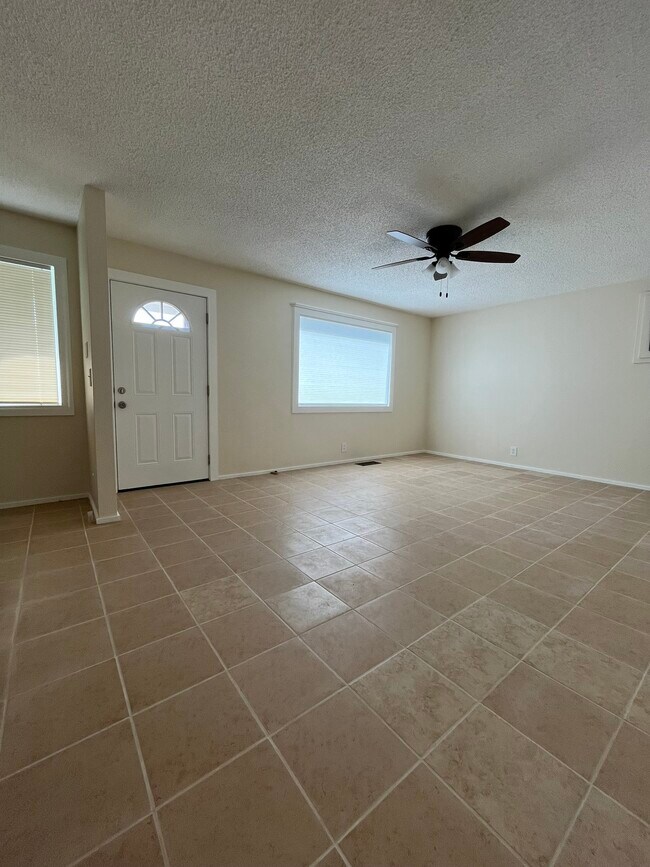 Building Photo - 2535 Oriole Dr