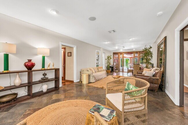 Foto del edificio - 728 N Golfview Rd