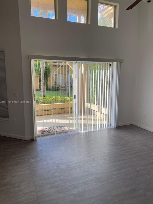 Foto del edificio - 4871 Via Palm Lakes