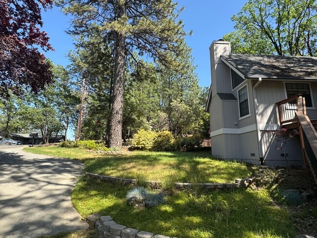 Building Photo - 3 Bedroom 2 Bath Home with Bonus Room larg...