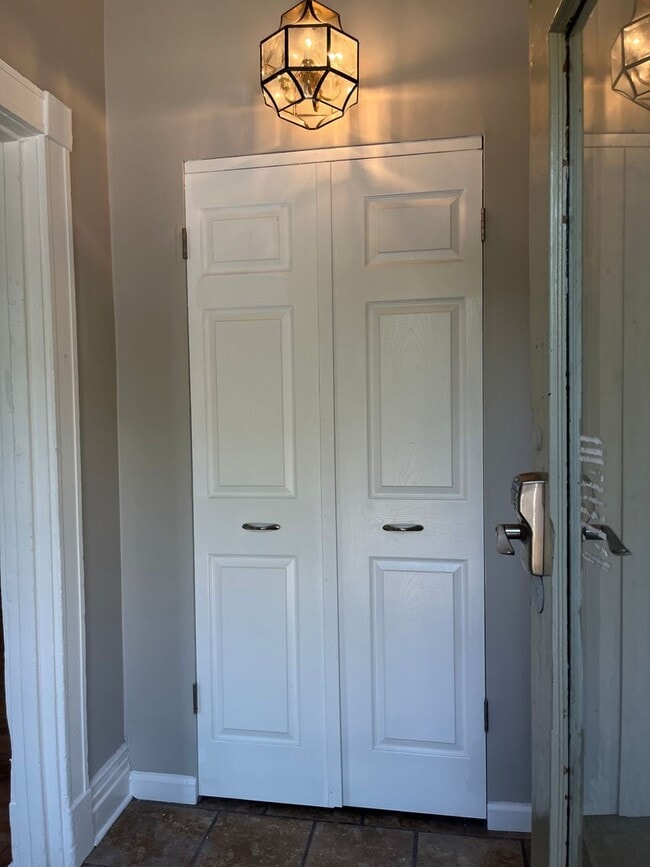 Building Photo - COMING SOON: Extra roomy 2 bedroom/1 bathr...