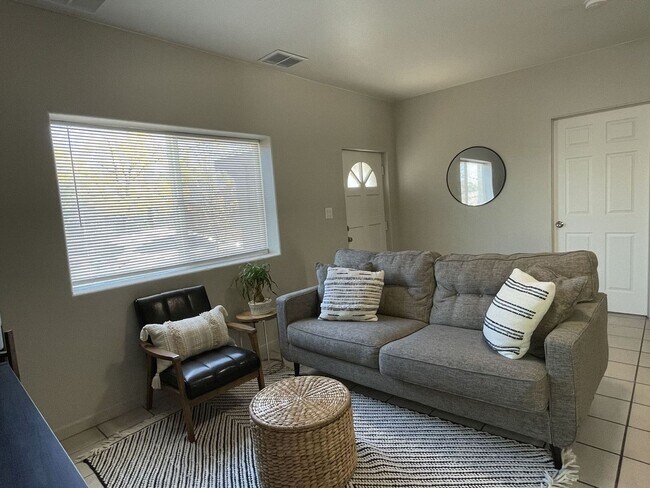 Building Photo - 3 Bedroom 2 Bathroom Home is Denver's West...