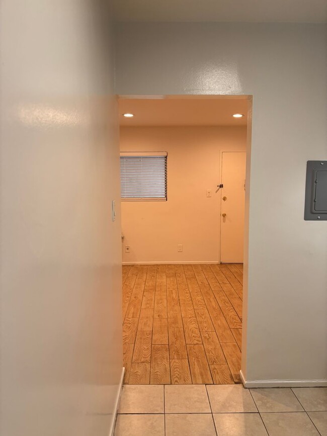 Building Photo - 220 W Spazier Ave