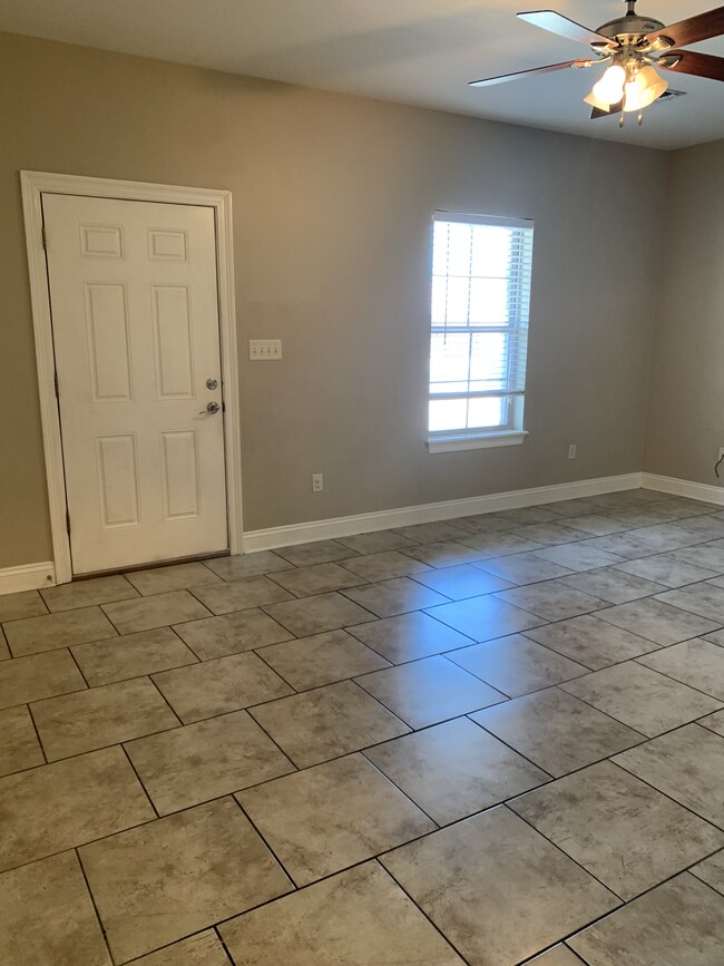 Building Photo - 378B Monarch Dr