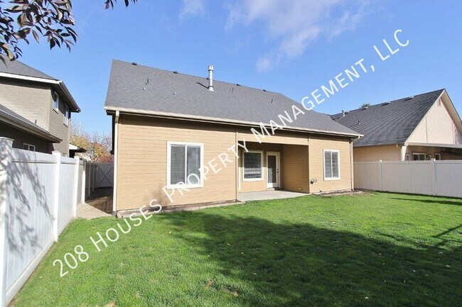 Building Photo - Spectacular Home in a Quiet Neighborhood