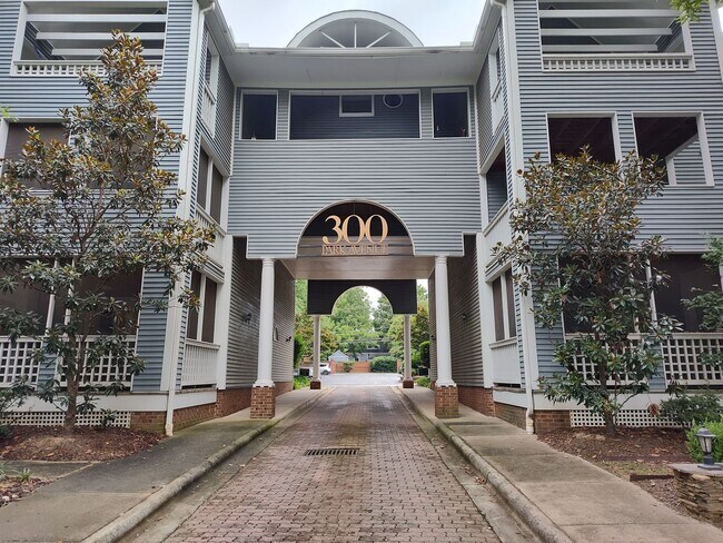 Building Photo - Charming, fully renovated 2 bedroom, 2 bat...