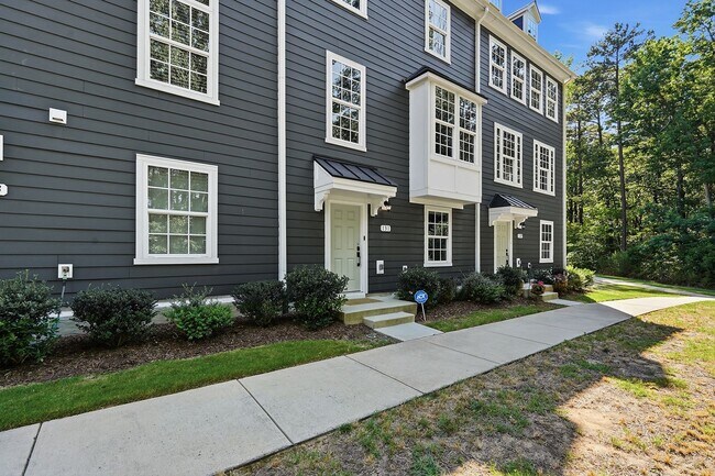 Foto del edificio - BEAUTIFUL TOWNHOME IN A GREAT AMENTIES!