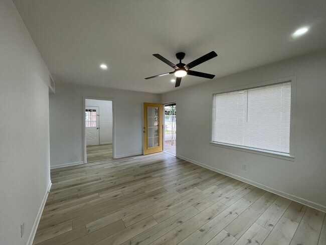 Foto del edificio - Fresh, Fun, 3-bed, 1-bath Lamesa Home