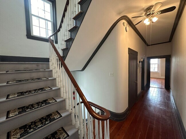 Foto del edificio - Amazing 4-Bedroom Apartment Located in Nor...