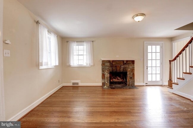 Photo - 1300 N Taylor St House