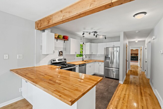 Building Photo - Spacious Home Near Downtown Durham!
