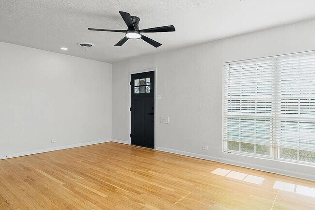 Foto del edificio - 2551 W Summit Ave.