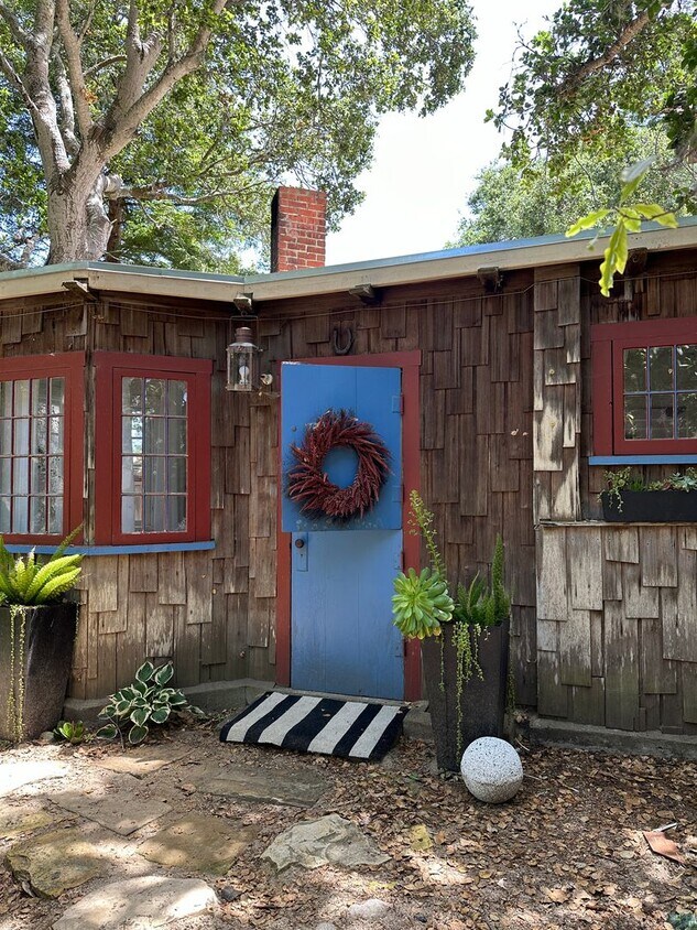 Primary Photo - Historic 1 Bed, 1 Bath Guest Cottage Bocks...