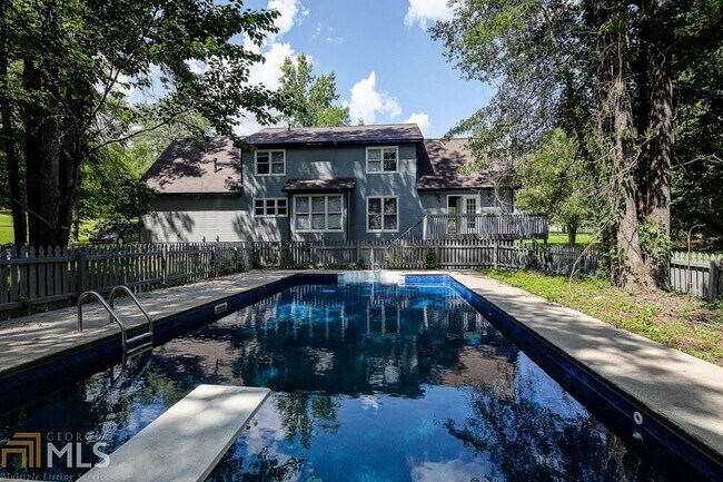 Building Photo - 131 Cambridge Dr S
