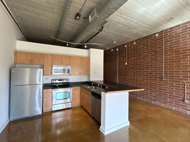 Building Photo - Awesome One Bedroom at 626 N Graham