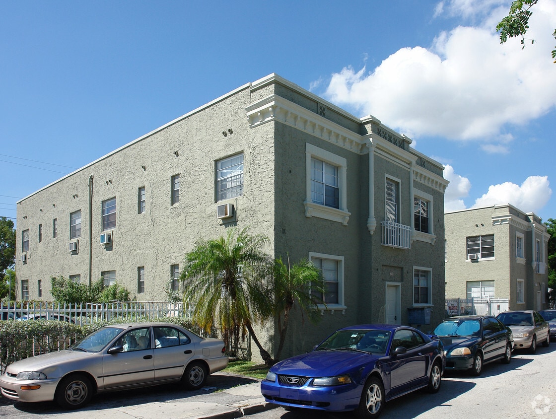 Building Photo - 250 NE 32nd St