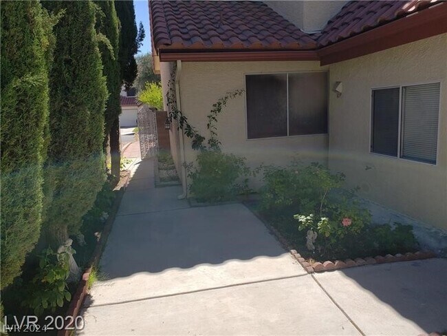 Building Photo - 85 Fantasia Ln