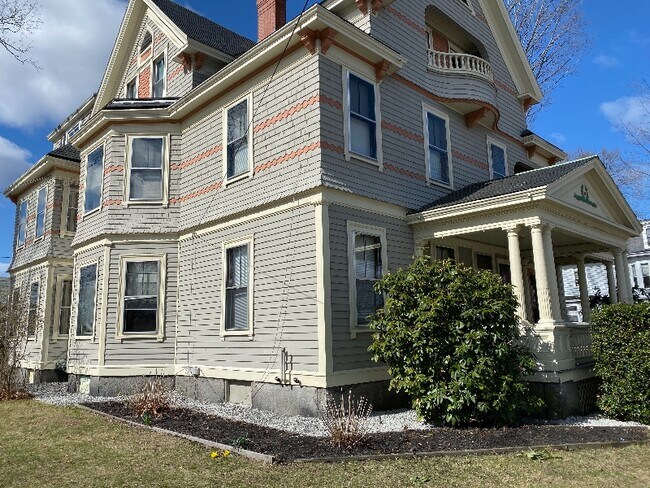 Building Photo - 7 E Main St
