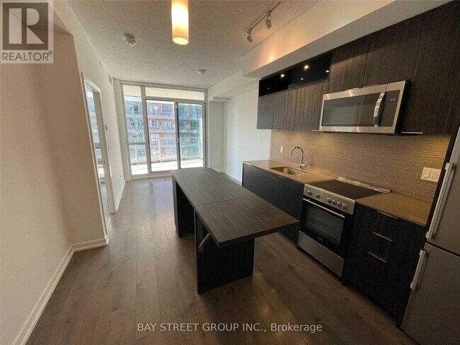 Photo du bâtiment - 50 Forest Manor Rd