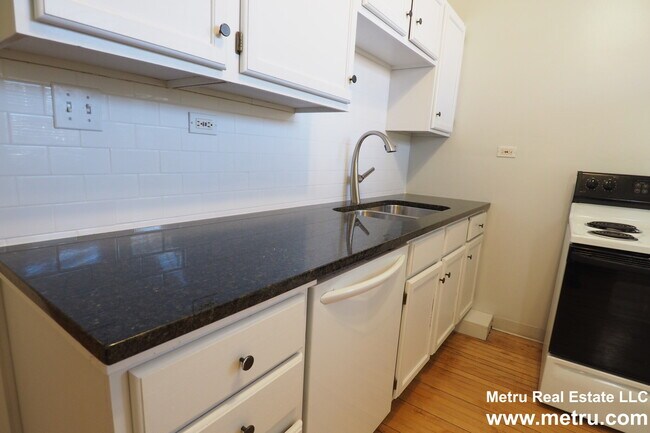 Building Photo - 1612 W Berteau Ave