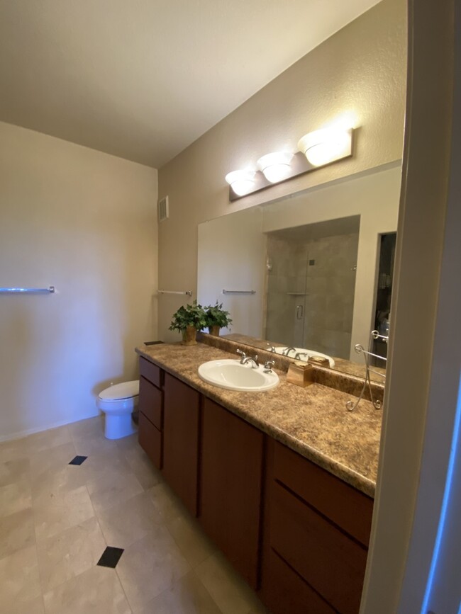 Master bath - 9820 N Central Ave