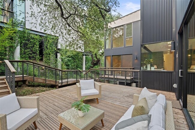 Building Photo - 1327 Bonham Terrace