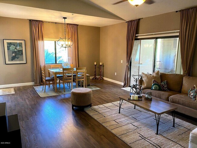 Foto del edificio - 9555 E Raintree Dr