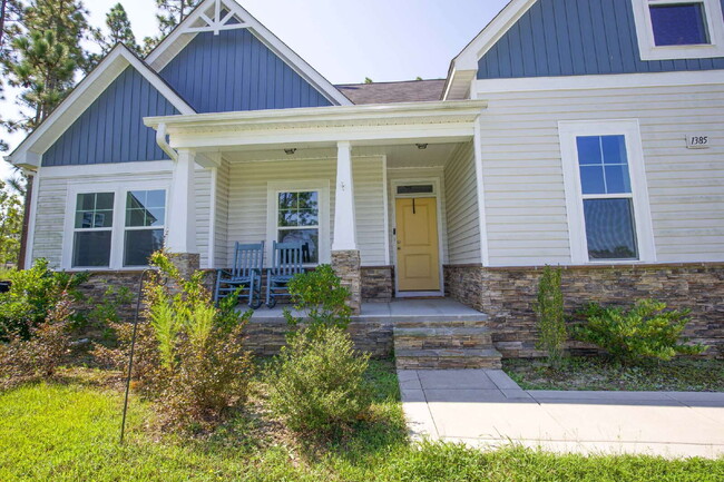 Building Photo - 3-Bed, 3-Bath plus BONUS & DEN/STUDY Aberd...