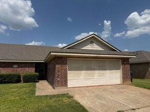 Building Photo - 10209 Lilac Ln