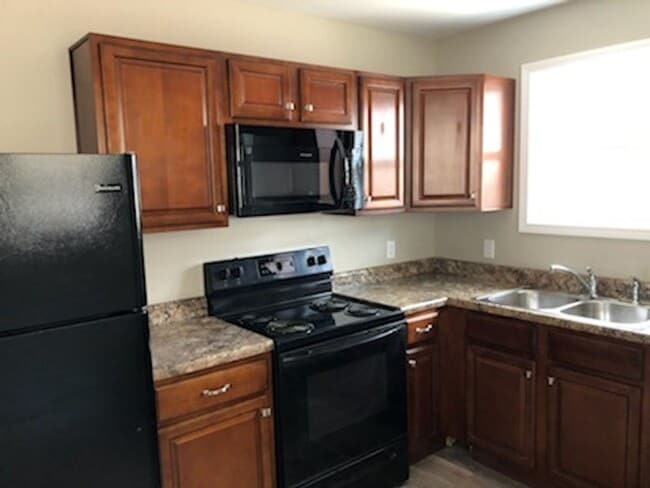 Building Photo - 3 Bed 1 Bath Home - Move in June