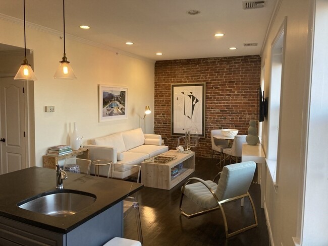 Building Photo - 454 Hanover St