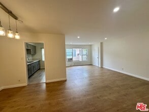 Building Photo - 1114 S Sherbourne Dr