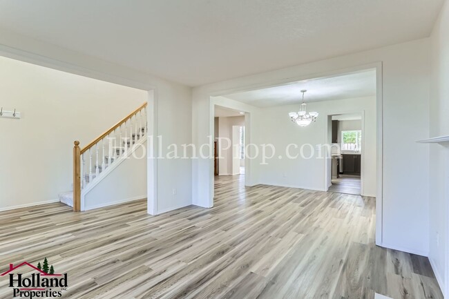 Building Photo - Spacious and Modern 4-Bedroom Rental with ...