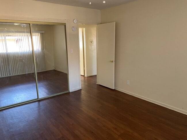 Building Photo - 853 Glenway Dr