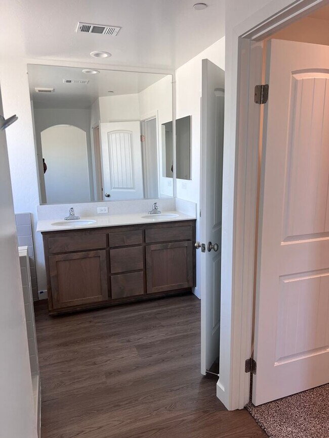 Foto del edificio - Spacious 4 bedroom house ready to be occup...
