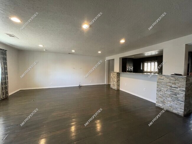 Building Photo - 4204 Amherst Dr NE