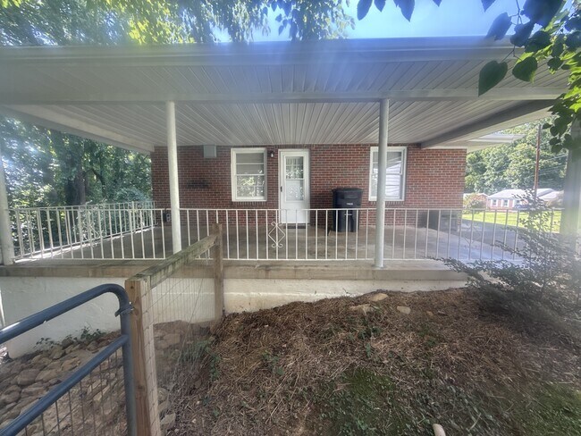 Building Photo - 139 Winthrop Dr